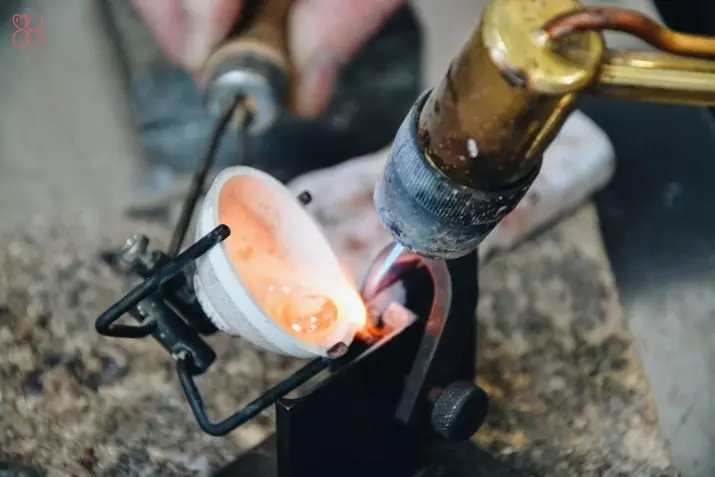 Temperaturen og fremgangsmåder til guld smeltning: når guld smelter? Hvordan til at smelte det derhjemme? Er det muligt at huske forgyldning på gasbrænderen? 15314_14