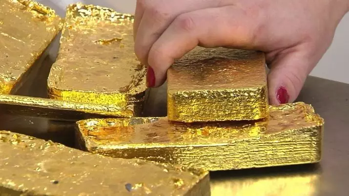 Temperaturen og fremgangsmåder til guld smeltning: når guld smelter? Hvordan til at smelte det derhjemme? Er det muligt at huske forgyldning på gasbrænderen? 15314_7