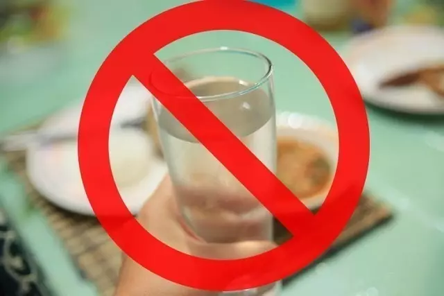 Нельзя пить холодную воду. Нельзя пить воду. Нельзя запивать еду водой. Запрет воды.