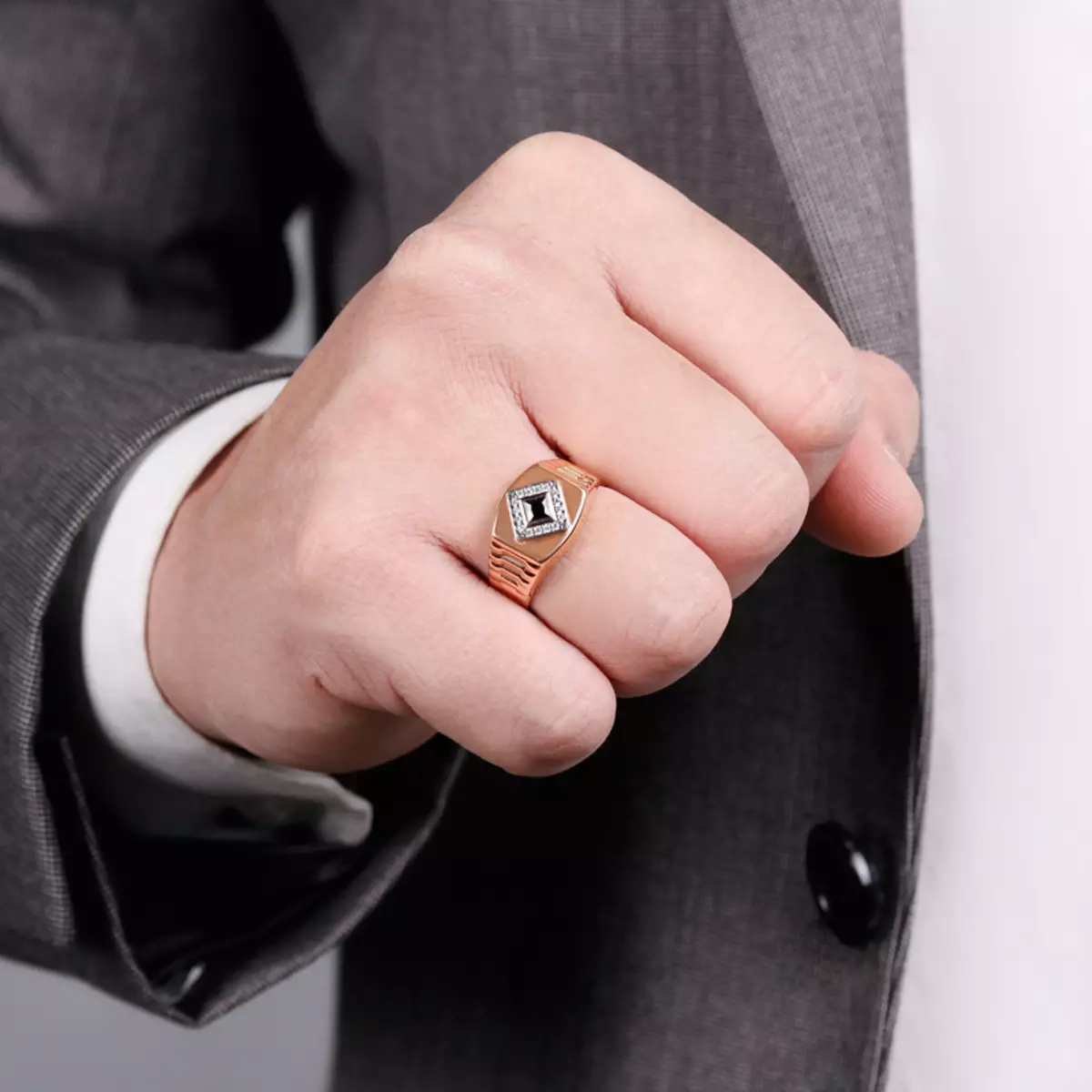 На какую руку одевать кольцо мужчине. Мужское кольцо. Перстень мужской. Стильные мужские кольца. Перстень на руке.