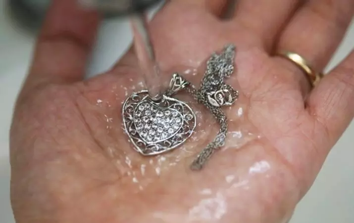 Hoe zilver schoon te maken om te schijnen? Hoe de Brilliance thuis terug te brengen? Wat te schonen zilveren sieraden met stenen? 15322_10