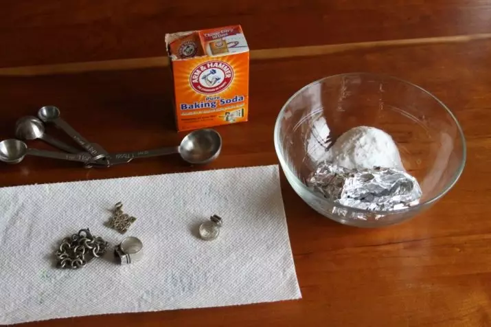 Как да почистите среброто да блестят? Как да върнем блясъка у дома? Какво да почиствате сребърните бижута с камъни? 15322_5