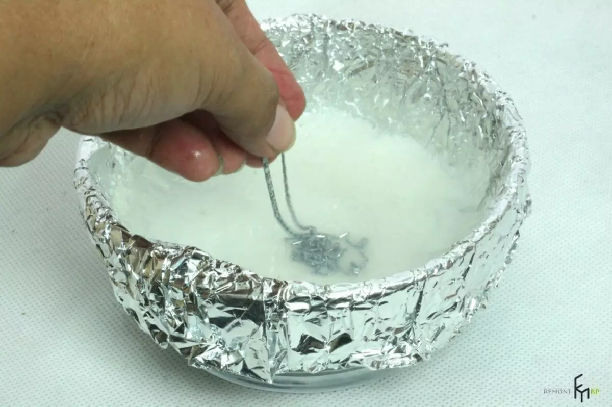 Как да почистите среброто да блестят? Как да върнем блясъка у дома? Какво да почиствате сребърните бижута с камъни? 15322_6
