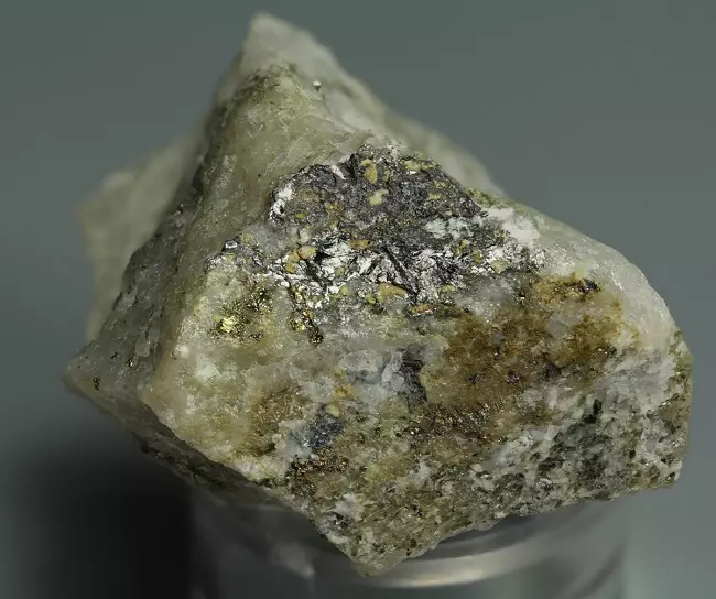 Emas dari batu (21 gambar): Bagaimana untuk mendapatkan emas dari batu di rumah? Batu-batu apa yang terkandung dan apa yang kelihatannya? Affinage dari pyrite. 15333_4