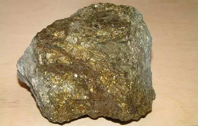 Emas dari batu (21 gambar): Bagaimana untuk mendapatkan emas dari batu di rumah? Batu-batu apa yang terkandung dan apa yang kelihatannya? Affinage dari pyrite. 15333_6