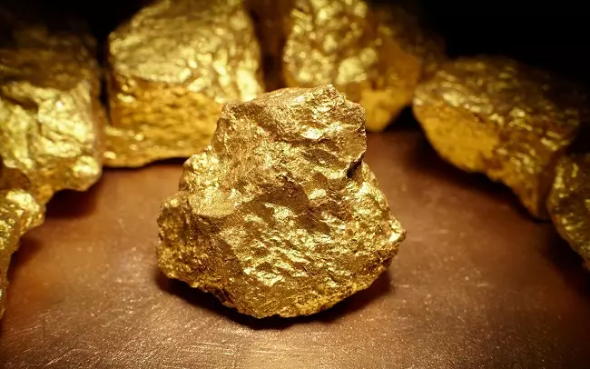 Emas dari batu (21 gambar): Bagaimana untuk mendapatkan emas dari batu di rumah? Batu-batu apa yang terkandung dan apa yang kelihatannya? Affinage dari pyrite. 15333_8