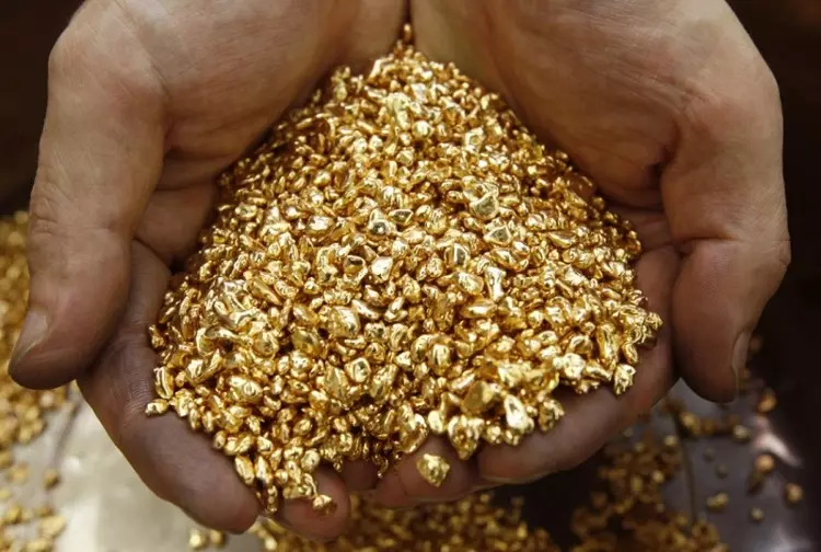Злато од камена (21 фотографија): Како да добијете злато од камена код куће? Шта је камење садржано и како изгледа? АФФИНАГЕ из ПИРИТЕ-а 15333_9