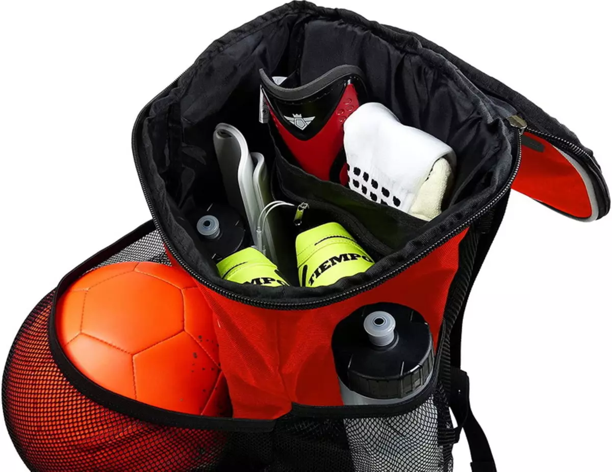 Mochilas esportivas: fêmeas e homens, pequenas e grandes mochilas para esportes, os melhores modelos de forma e com um compartimento de sapato 15338_11