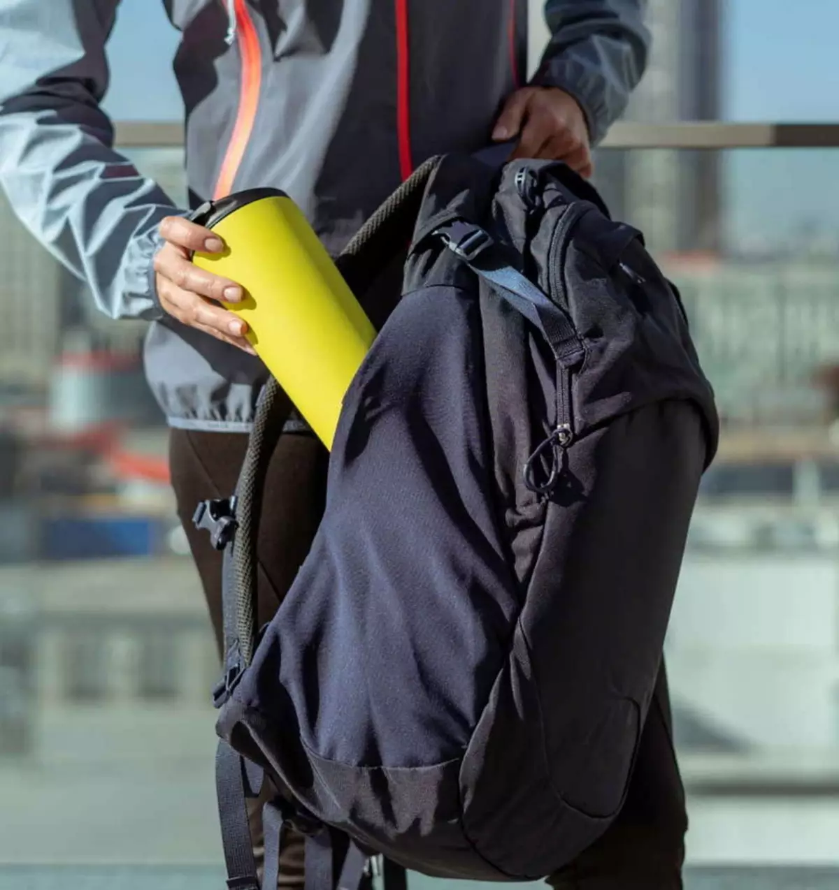 Backpacks Olahraga: Perangkat wadon lan Pria, Backpacks cilik lan gedhe kanggo olahraga, model sing paling apik kanggo bentuk lan kanthi kompartemen sepur 15338_59