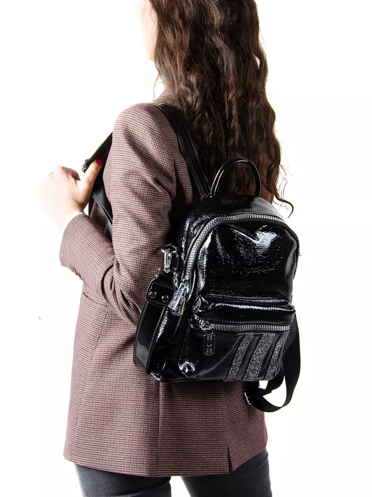 Siyah deri sırt çantaları: Kadınların büyük ve küçük sırt çantaları, gerçek deriden ve yapay, vernik derisinin yapay, ferah kalıplarından yapılmıştır. Bir sırt çantası ve ne giyeceğiniz? 15348_2