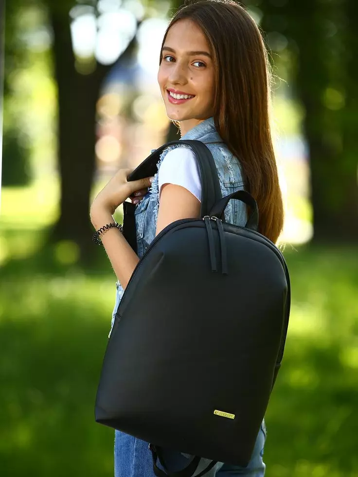 Siyah deri sırt çantaları: Kadınların büyük ve küçük sırt çantaları, gerçek deriden ve yapay, vernik derisinin yapay, ferah kalıplarından yapılmıştır. Bir sırt çantası ve ne giyeceğiniz? 15348_24