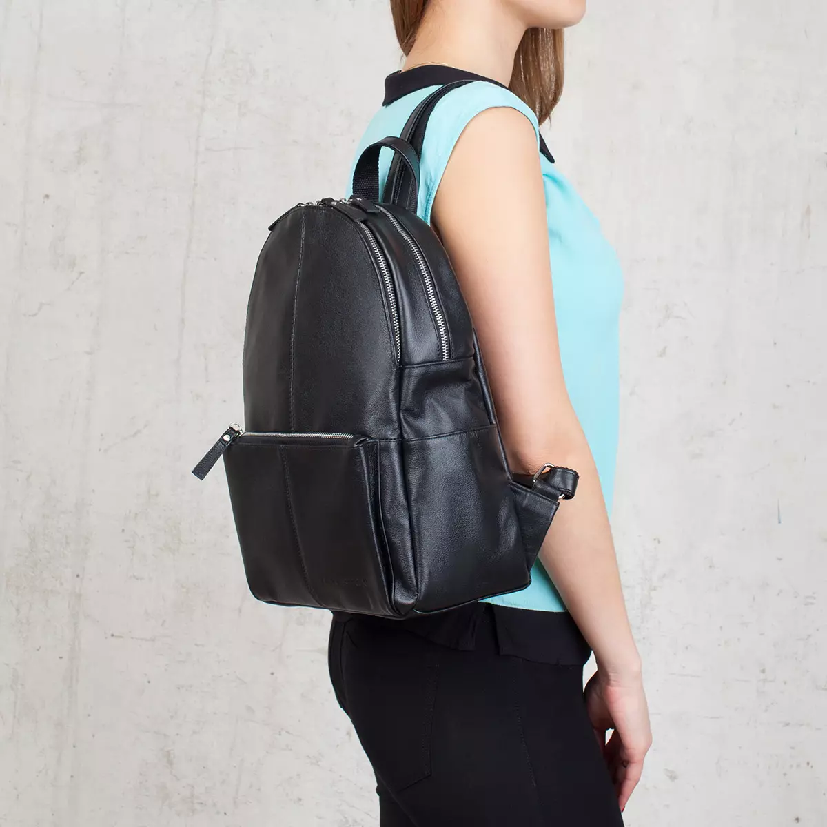 Siyah deri sırt çantaları: Kadınların büyük ve küçük sırt çantaları, gerçek deriden ve yapay, vernik derisinin yapay, ferah kalıplarından yapılmıştır. Bir sırt çantası ve ne giyeceğiniz? 15348_3