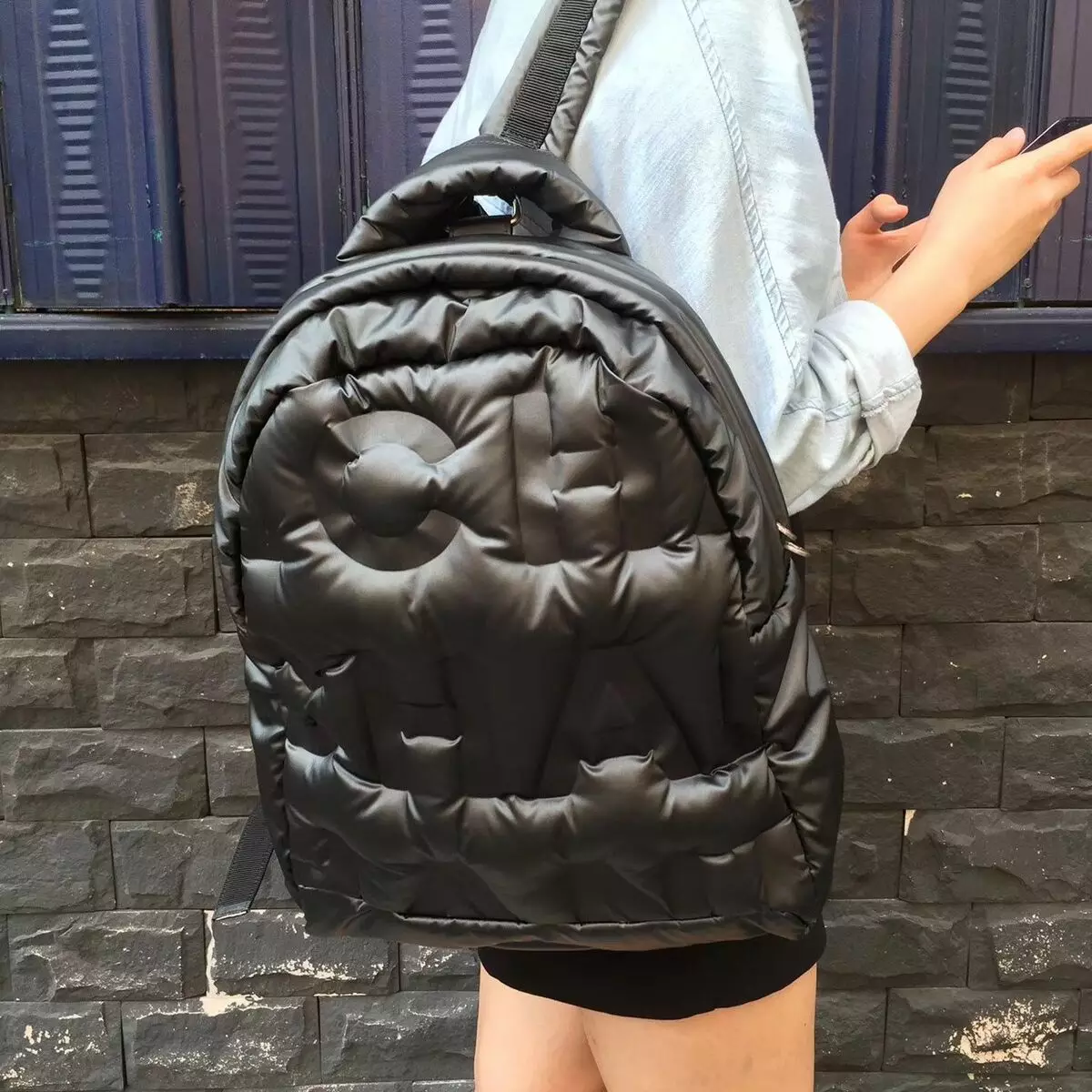 Siyah deri sırt çantaları: Kadınların büyük ve küçük sırt çantaları, gerçek deriden ve yapay, vernik derisinin yapay, ferah kalıplarından yapılmıştır. Bir sırt çantası ve ne giyeceğiniz? 15348_32