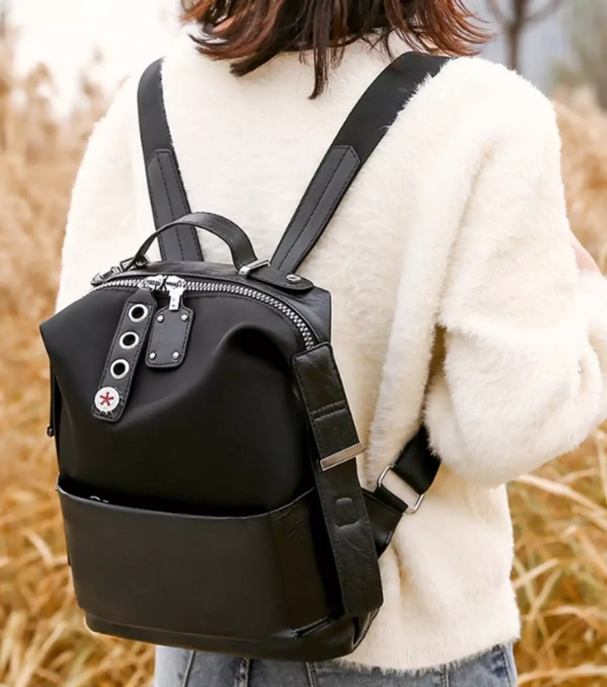 Siyah deri sırt çantaları: Kadınların büyük ve küçük sırt çantaları, gerçek deriden ve yapay, vernik derisinin yapay, ferah kalıplarından yapılmıştır. Bir sırt çantası ve ne giyeceğiniz? 15348_43