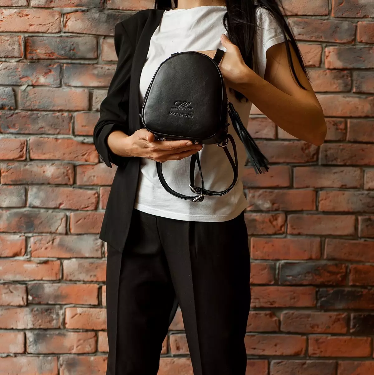 Siyah deri sırt çantaları: Kadınların büyük ve küçük sırt çantaları, gerçek deriden ve yapay, vernik derisinin yapay, ferah kalıplarından yapılmıştır. Bir sırt çantası ve ne giyeceğiniz? 15348_44