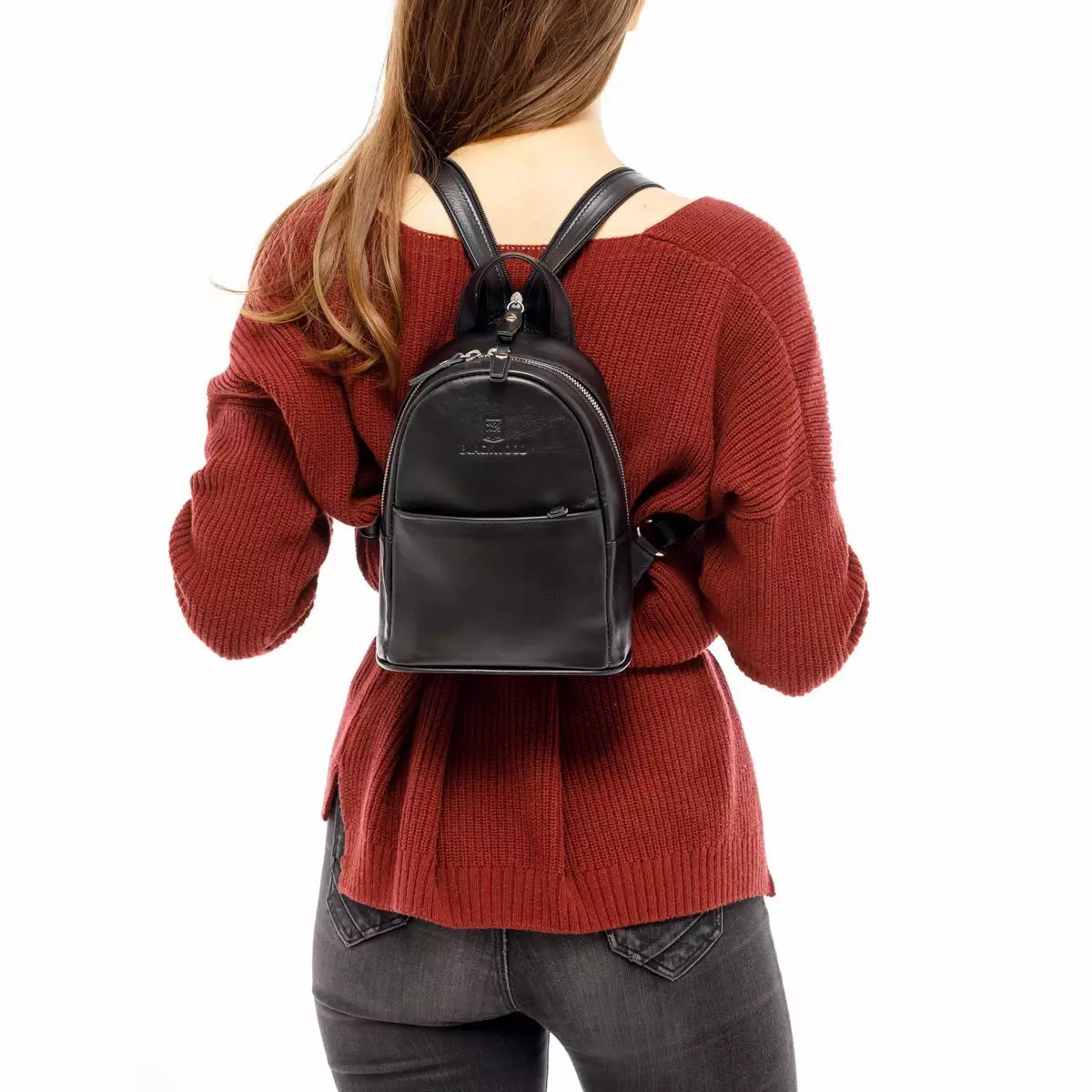 Siyah deri sırt çantaları: Kadınların büyük ve küçük sırt çantaları, gerçek deriden ve yapay, vernik derisinin yapay, ferah kalıplarından yapılmıştır. Bir sırt çantası ve ne giyeceğiniz? 15348_8