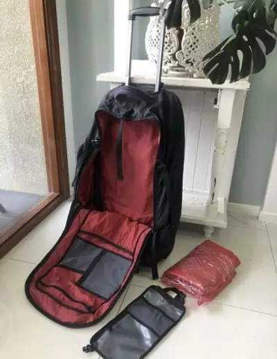 Rooks sa mga ligid: Ribyuha ang mga backpacks nga adunay balik-balik nga kuptanan alang sa pagbiyahe, pag-hiking sa backpacks - mga maleta nga adunay daghang mga modelo 15357_22