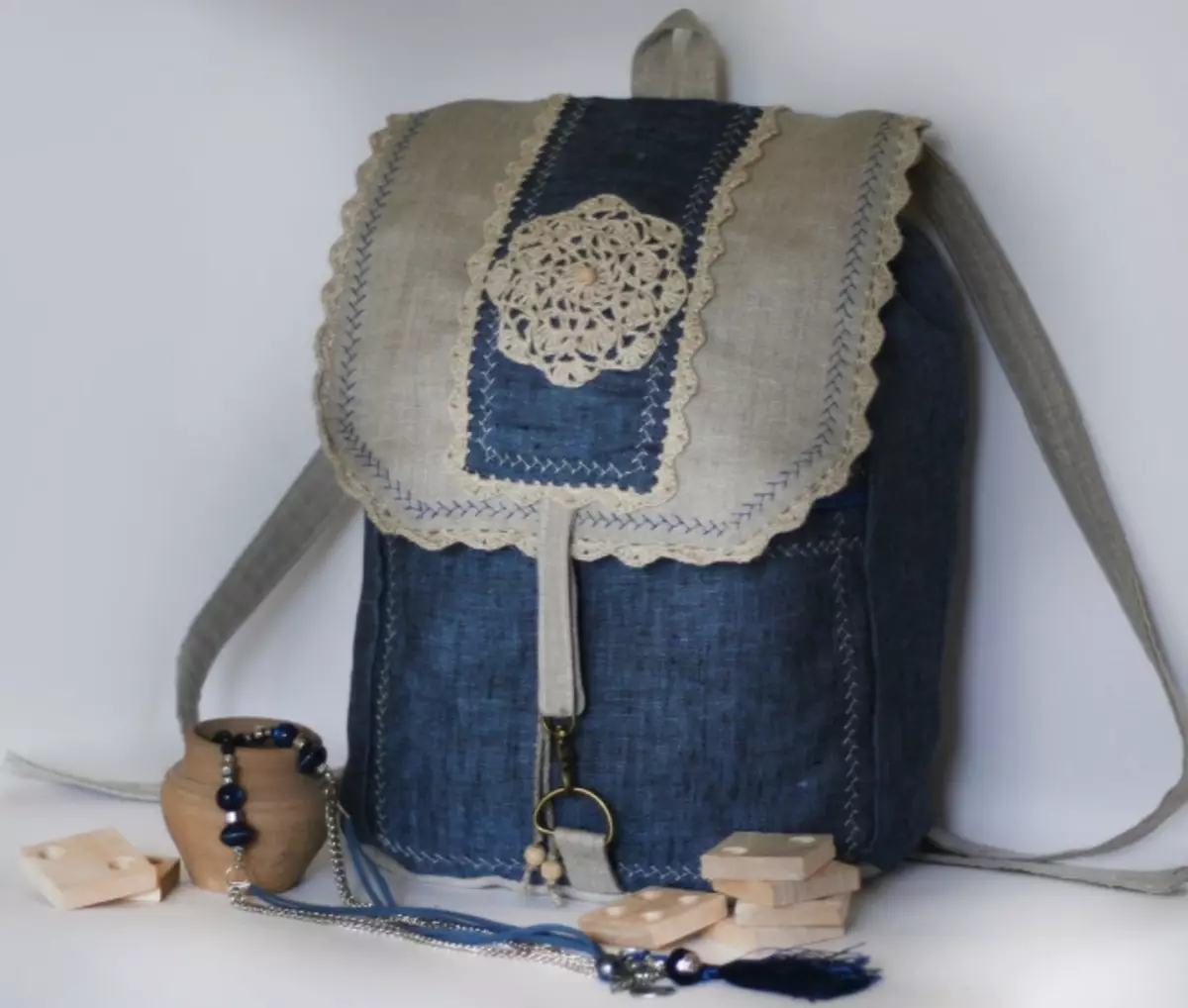 Қыздарға арналған жастар рюкзактары: жастарға арналған сәнді маталар және былғары модельдер, стильді қара қалалық әйелдер рюкзактары, танымал брендтер 15359_37