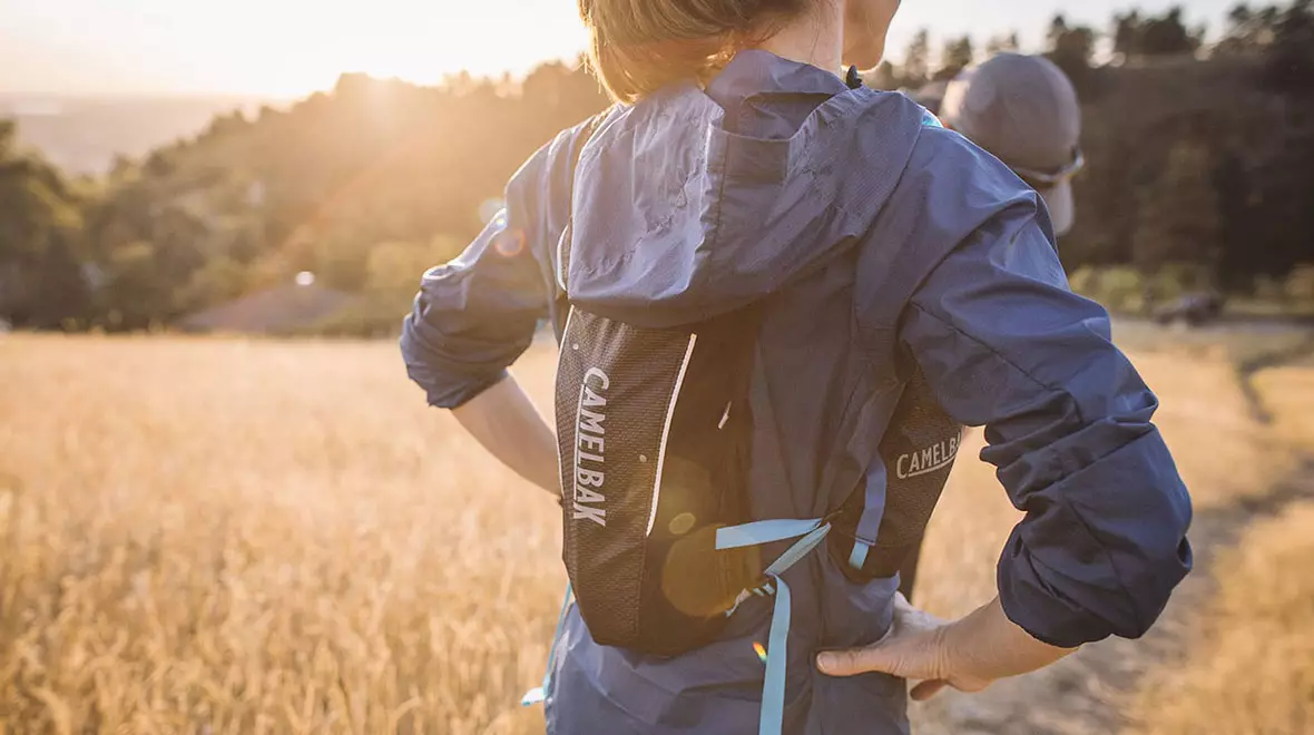 Hydrator pour un sac à dos: comment utiliser le système potable? Ce que c'est? Comment fixer le hydroopac pour la course? Comment choisir? 15366_15