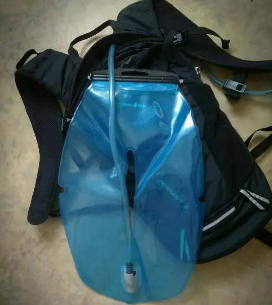 Hydrator für einen Rucksack: So benutzen Sie das Trinksystem? Was ist das? Wie man den Hydroopac zum Laufen befestigt? Wie kann ich es auswählen? 15366_25