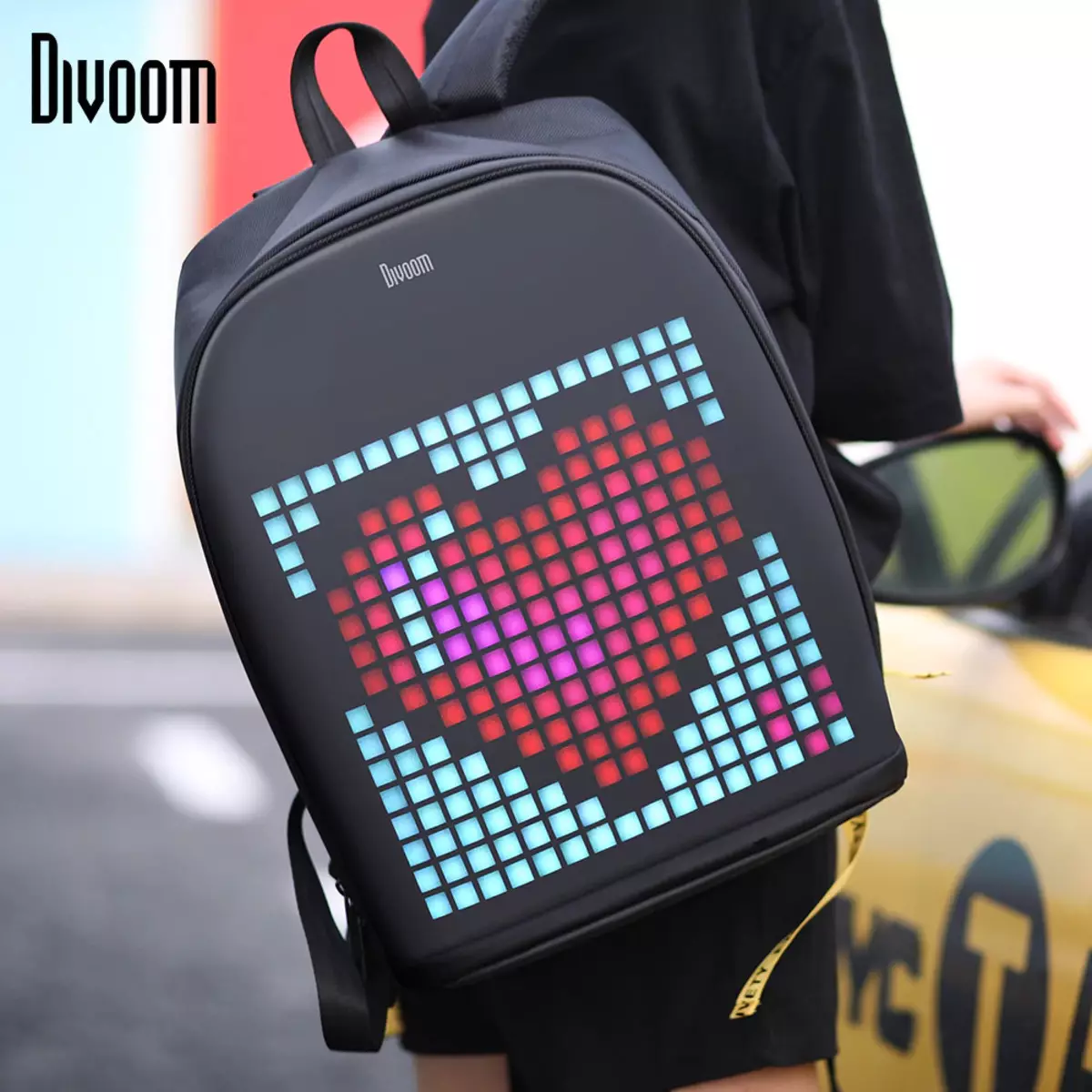 திரை backpacks: பின்னால் இருந்து LED காட்சி ஒளிரும் டிஜிட்டல் backpacks கண்ணோட்டம். 