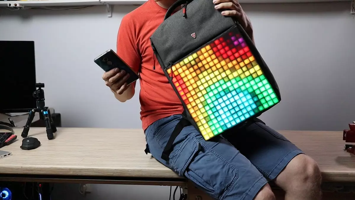 திரை backpacks: பின்னால் இருந்து LED காட்சி ஒளிரும் டிஜிட்டல் backpacks கண்ணோட்டம். 