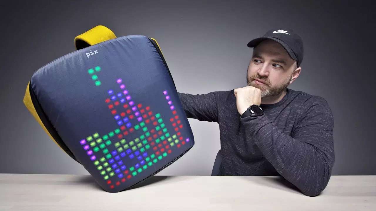 Sac à dos d'écran: Vue d'ensemble des sacs à dos numériques lumineux avec un affichage à LED par derrière. Comment connecter le portefeuille interactif électronique 