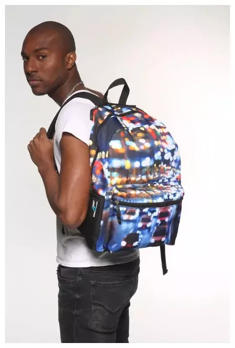 திரை backpacks: பின்னால் இருந்து LED காட்சி ஒளிரும் டிஜிட்டல் backpacks கண்ணோட்டம். 