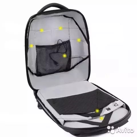 Sac à dos d'écran: Vue d'ensemble des sacs à dos numériques lumineux avec un affichage à LED par derrière. Comment connecter le portefeuille interactif électronique 