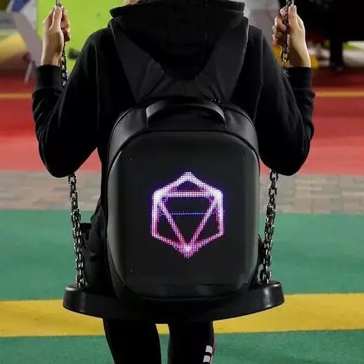 திரை backpacks: பின்னால் இருந்து LED காட்சி ஒளிரும் டிஜிட்டல் backpacks கண்ணோட்டம். 