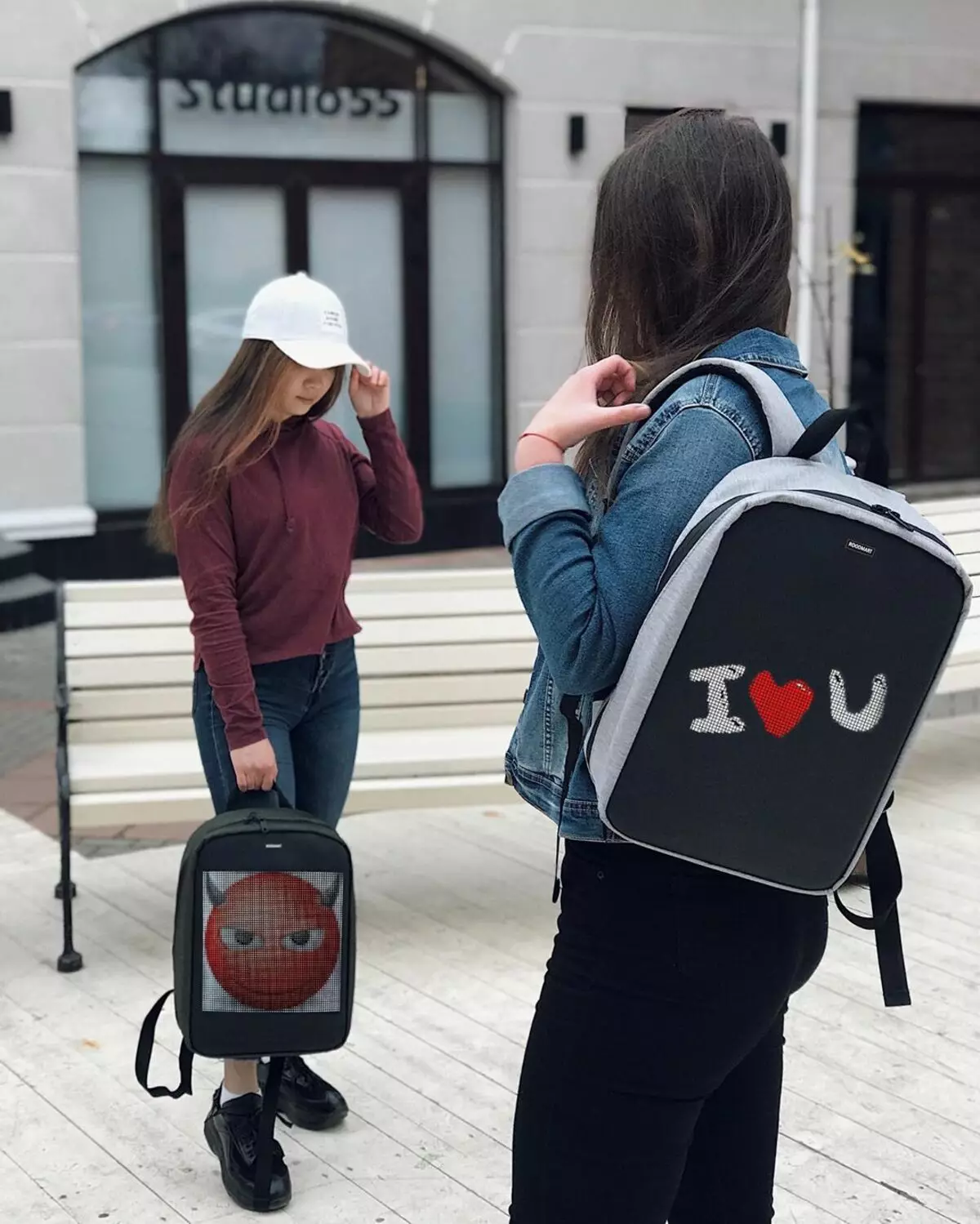 Sac à dos d'écran: Vue d'ensemble des sacs à dos numériques lumineux avec un affichage à LED par derrière. Comment connecter le portefeuille interactif électronique 