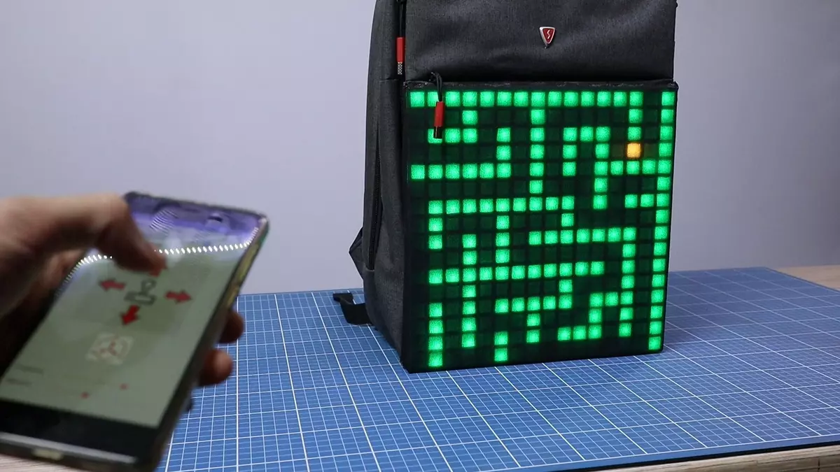 pantalla amb motxilles: una revisió de les motxilles digitals lluminosos amb posterior-pantalla LED. Com connectar la cartera electrònica interactiva 