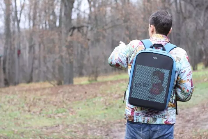 Sac à dos d'écran: Vue d'ensemble des sacs à dos numériques lumineux avec un affichage à LED par derrière. Comment connecter le portefeuille interactif électronique 