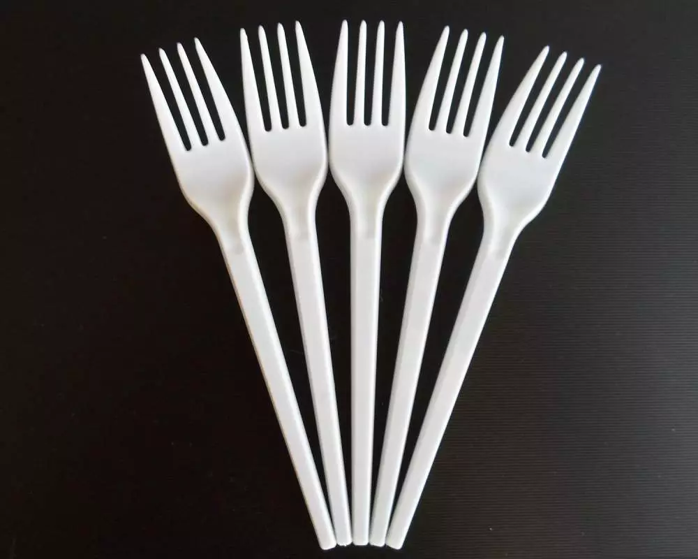 Kipas dari Forks: kelas induk langkah demi langkah pada pembuatan kipas dari garpu plastik boleh guna melakukannya sendiri 15372_5