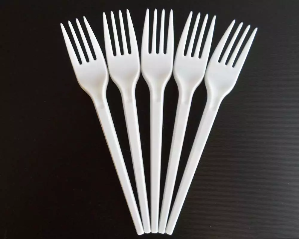 Àìpẹ lati awọn orita: kilasi titun-igbesẹ-ni-ni-ni iṣelọpọ ti àìpẹ lati forks ṣiṣu ṣiṣu ṣe funrararẹ 15372_5