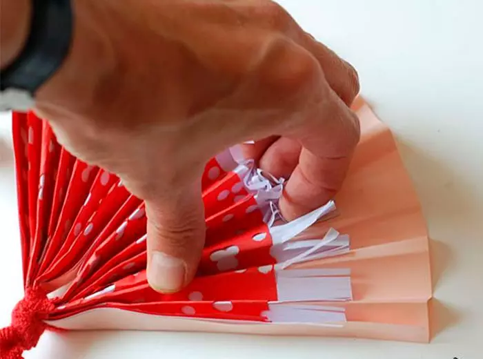 วิธีสร้างแฟนกระดาษ? 48 ภาพถ่ายวิธีการทำด้วยตัวเองสำหรับเด็ก ๆ ? กระดาษ Veter Origami และระดับปริญญาโทของ Veser รอบสำหรับการตกแต่งในสไตล์ญี่ปุ่น 15373_6