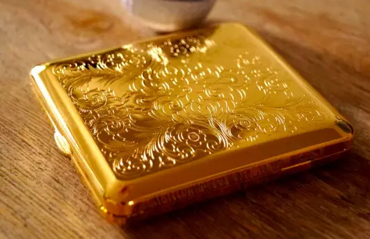 Gypsy goud wat dit is, die samestelling daarvan, aansoek in produkte en versierings 15375_17