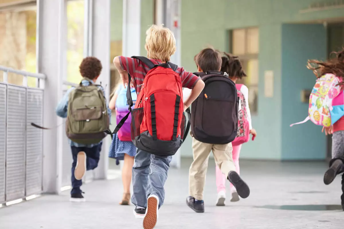 Rugzakken voor jongens in Grade 1: Hoe u het recht wilt kiezen om een ​​schoolwerper voor de eerste grader te kiezen? Rating Rugzakken voor een jongen van 7 jaar naar school 15386_21