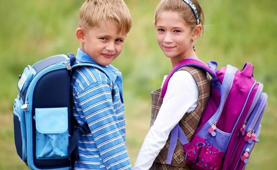 Rugzakken voor jongens in Grade 1: Hoe u het recht wilt kiezen om een ​​schoolwerper voor de eerste grader te kiezen? Rating Rugzakken voor een jongen van 7 jaar naar school 15386_4