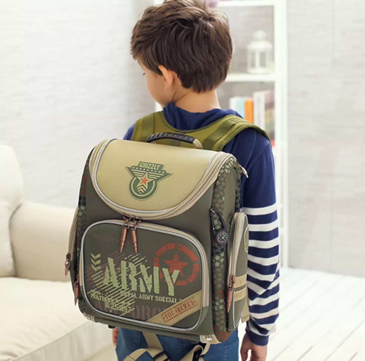 Backpacks para sa mga lalaki sa grade 1: Paano pumili ng karapatang pumili ng isang launcher ng paaralan para sa unang grader? Rating backpacks para sa isang batang lalaki na 7 taon sa paaralan 15386_6