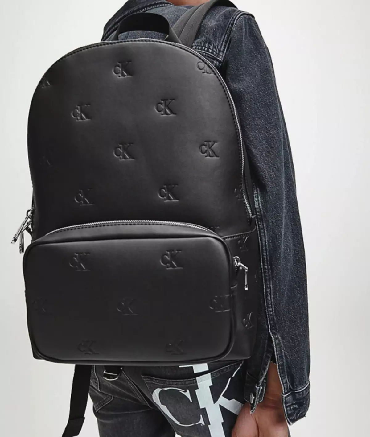 Backpacks Calvin Klein: femminili iswed u raġel, aħmar tal-ġilda, abjad, isfar b'monogramm u boroż oħra tal-kuluri - backpacks 15401_26