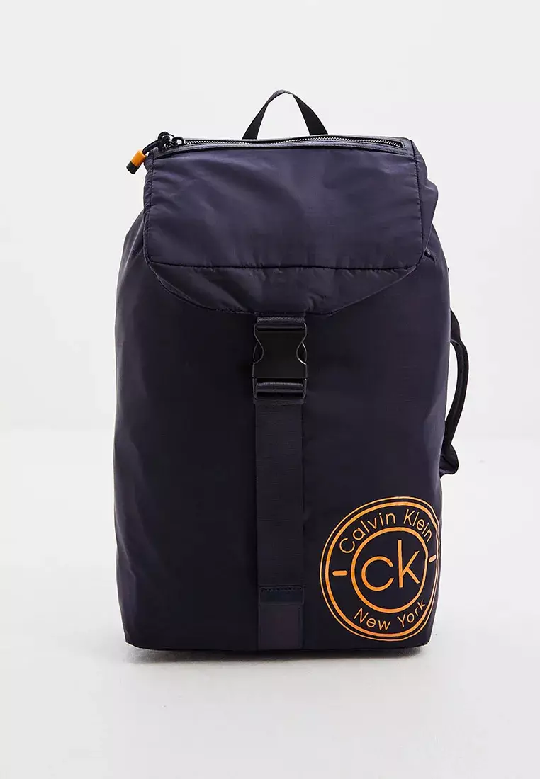 Backpacks Calvin Klein: femminili iswed u raġel, aħmar tal-ġilda, abjad, isfar b'monogramm u boroż oħra tal-kuluri - backpacks 15401_33