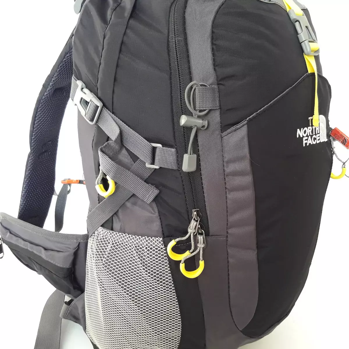 Рюкзаки The North Face: рюкзаки-сумки і міські рюкзаки, жовті і чорні моделі, зелені і сині, червоні та інші 15407_4