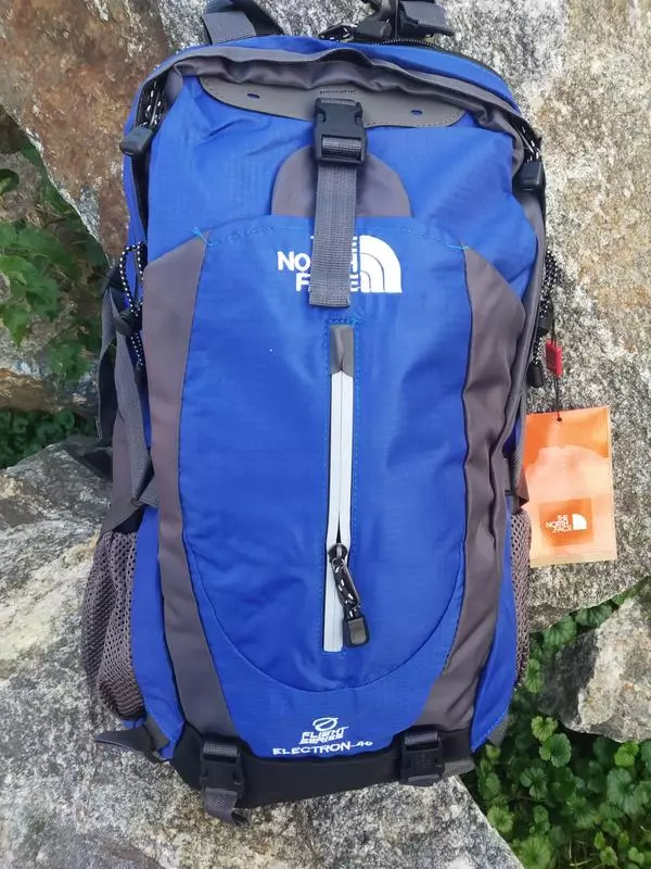 Backpacks Il-wiċċ tat-tramuntana: backpacks-basktijiet u backpacks urbani, mudelli sofor u iswed, aħdar u blu, aħmar u oħrajn 15407_6