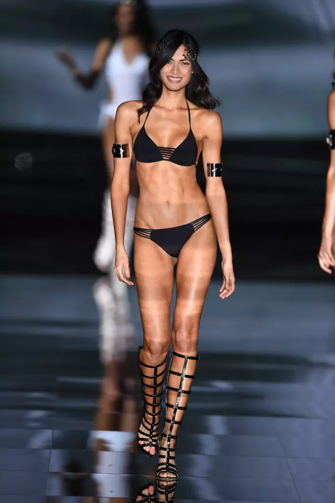 Swimsuits Calzedonia (85 عکس): مدل های 2021، مردانه، با شورت برزیل 1540_43