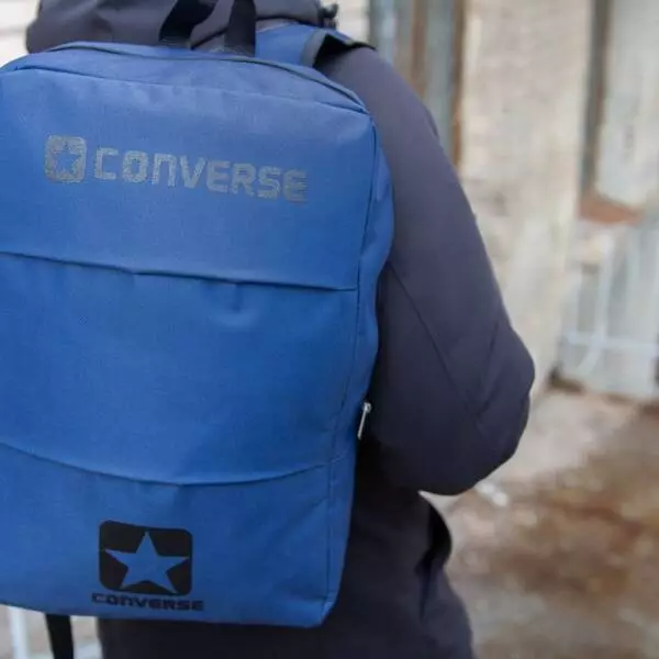 Converse backpacks: swart en blau, reade modellen, froulju en manlju, lear en denim stiet, resinsjes 15410_11