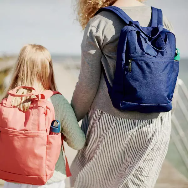 I-Ikea Backpacks: Amagqabantshintshi ngesutikheyisi ye-backpack emnyama e-Backpack enamavili kunye nezinye iimodeli, indlela yokukhathalela 15421_2