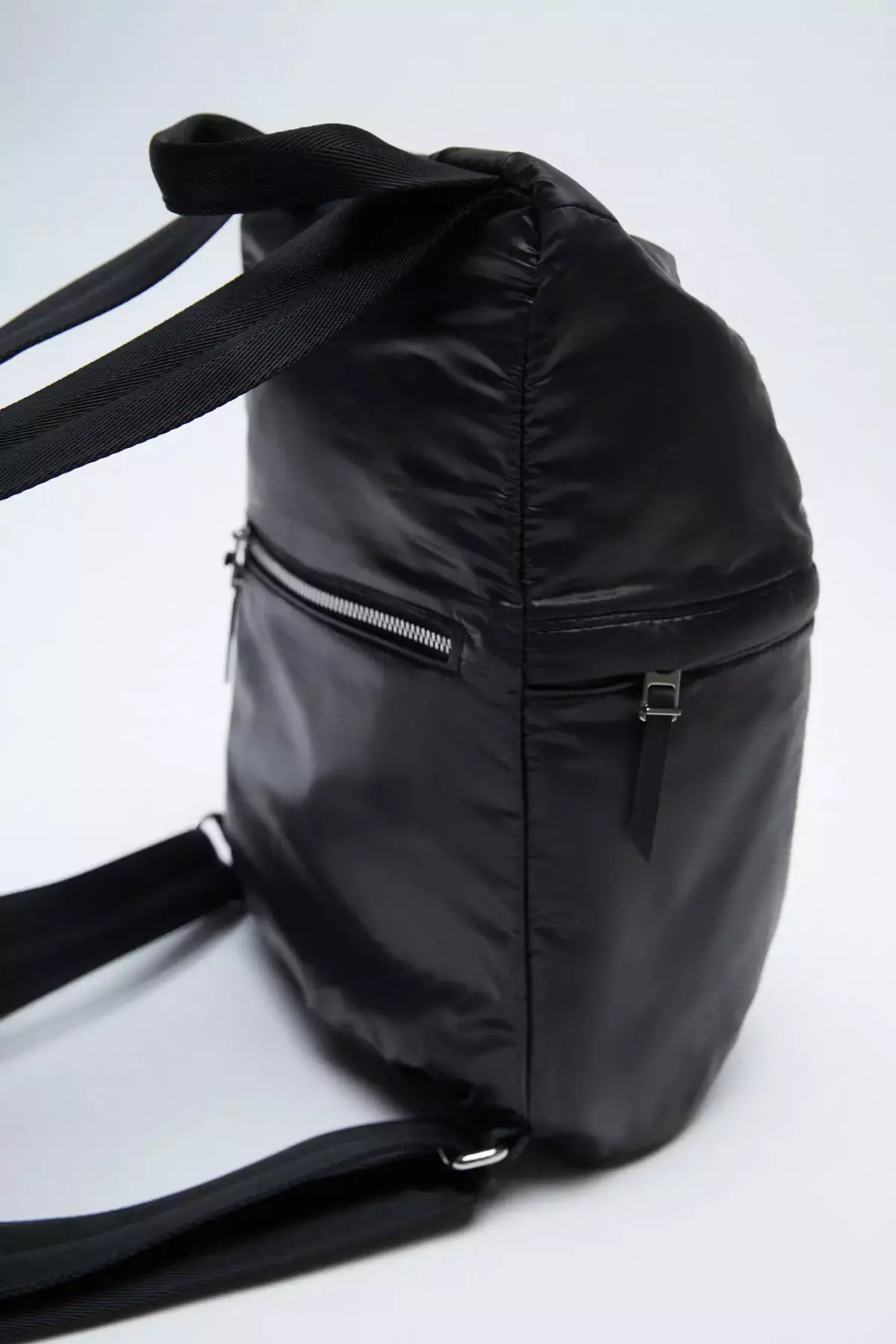 Zara backpacks: ຜູ້ຍິງສີດໍາ, ເດັກນ້ອຍສໍາລັບເດັກນ້ອຍ, ສີຂີ້ເຖົ່າແລະສີແດງ, ພ້ອມທັງແບບກະເປົາຂອງກະເປົາຈາກບໍລິສັດ. ສິ່ງທີ່ດີທີ່ສຸດທີ່ຈະໃສ່? 15437_13
