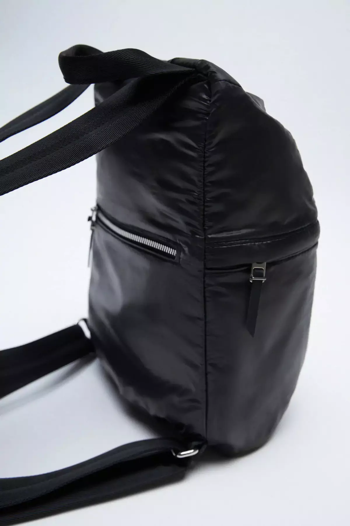 Zara Backpacks: femminili iswed, tfal għat-tfal, griż u aħmar, kif ukoll mudelli oħra ta 'basktijiet backpacks mill-kumpanija. X'inhu l-aħjar biex tilbes? 15437_13