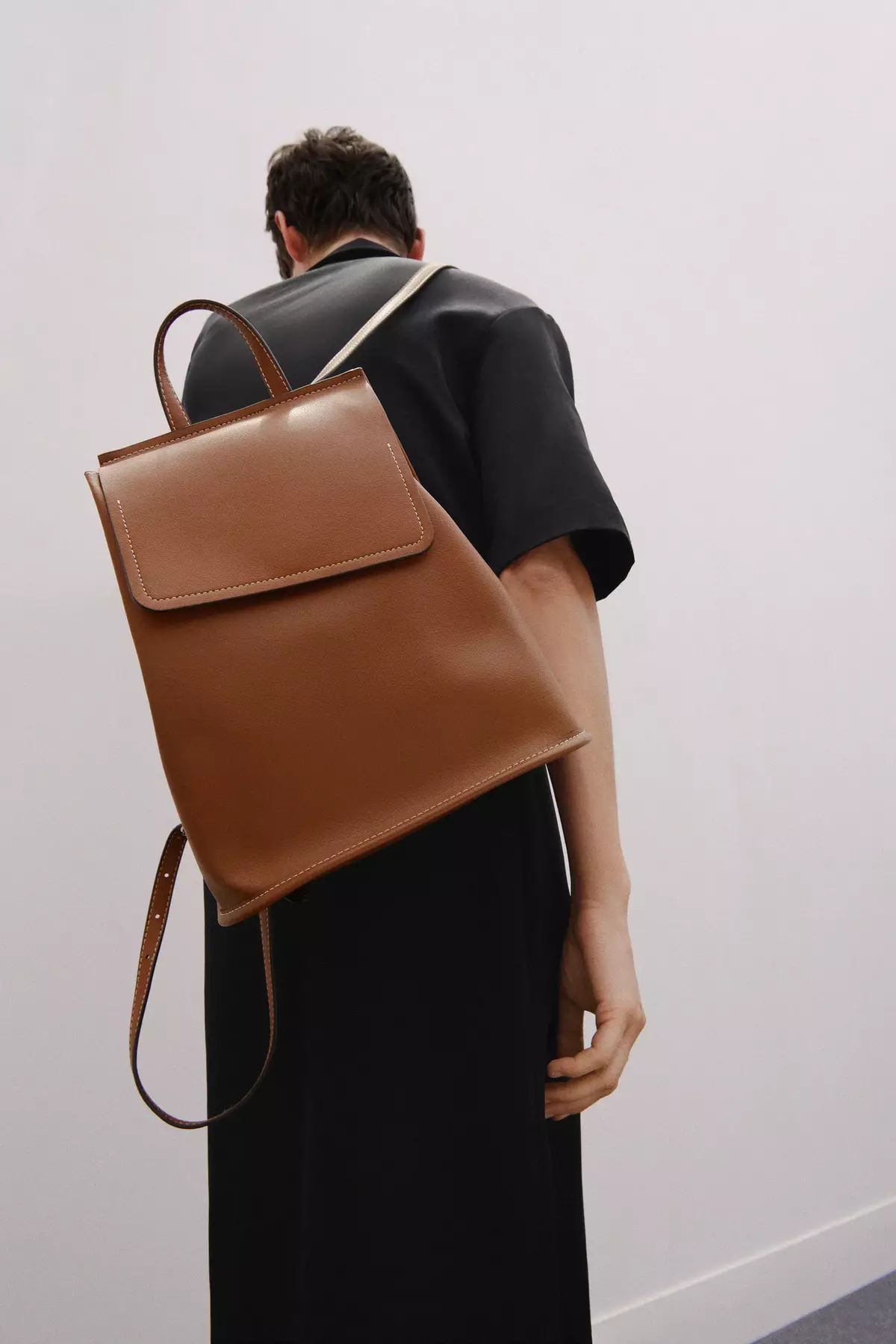 ZARA Backpacks: سیاہ خاتون، بچوں کے لئے بچوں، سرمئی اور سرخ، ساتھ ساتھ کمپنی سے بیگ بیگ بیگ کے دیگر ماڈل. پہننے کے لئے کیا سب سے بہتر ہے؟ 15437_2